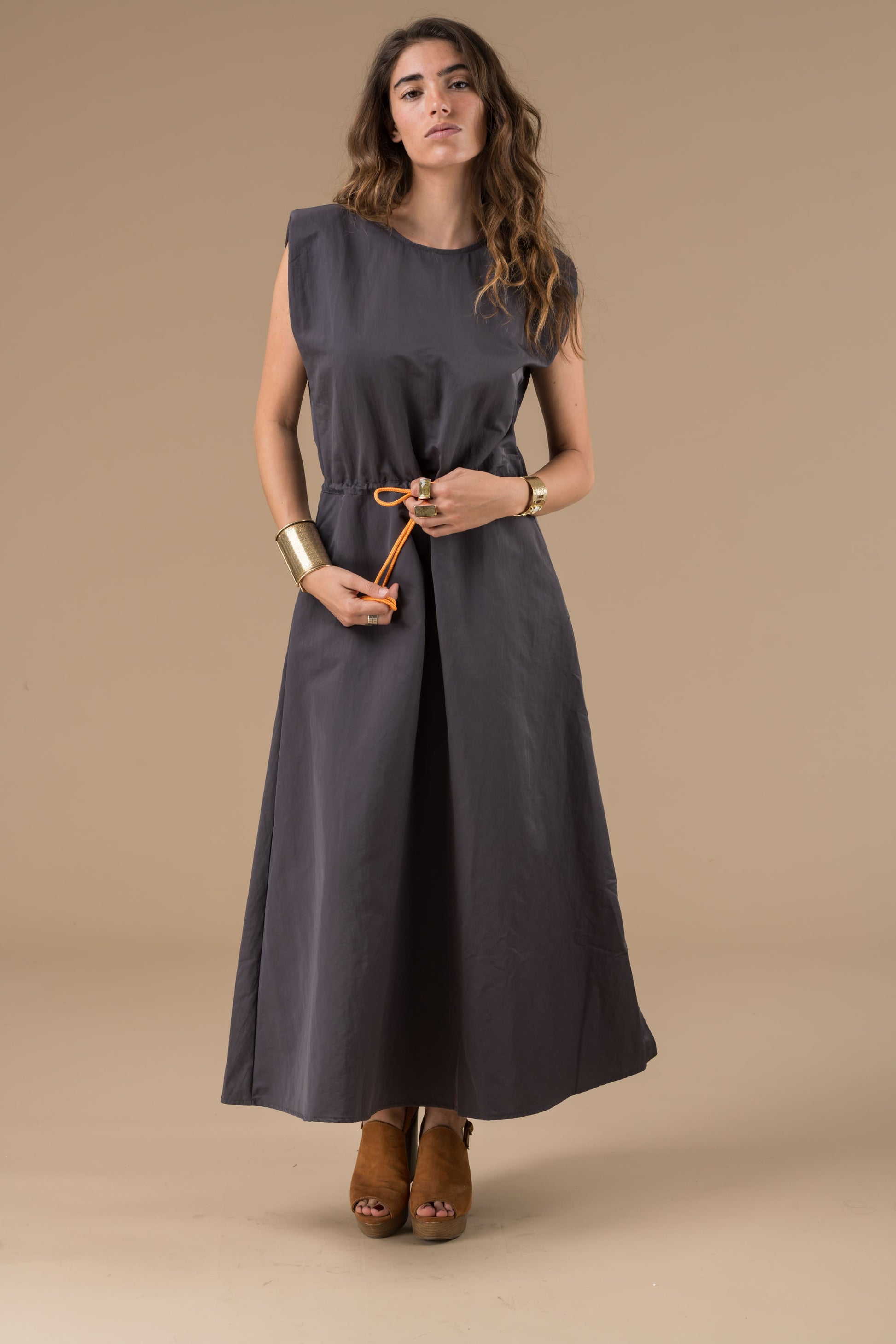 Robe Margareth gris foncé longue sans manches