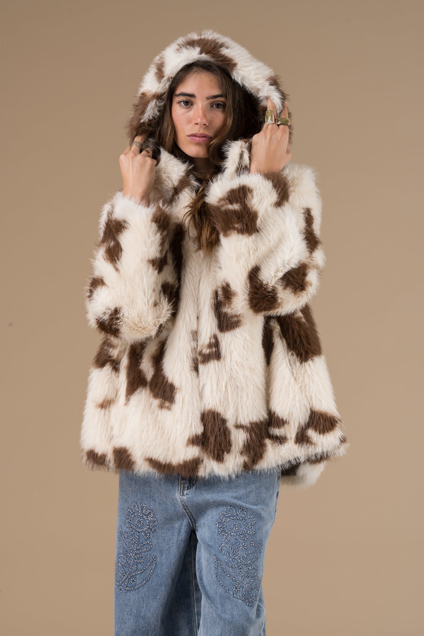 Manteau Katarina et sa capuche en fausse fourrure