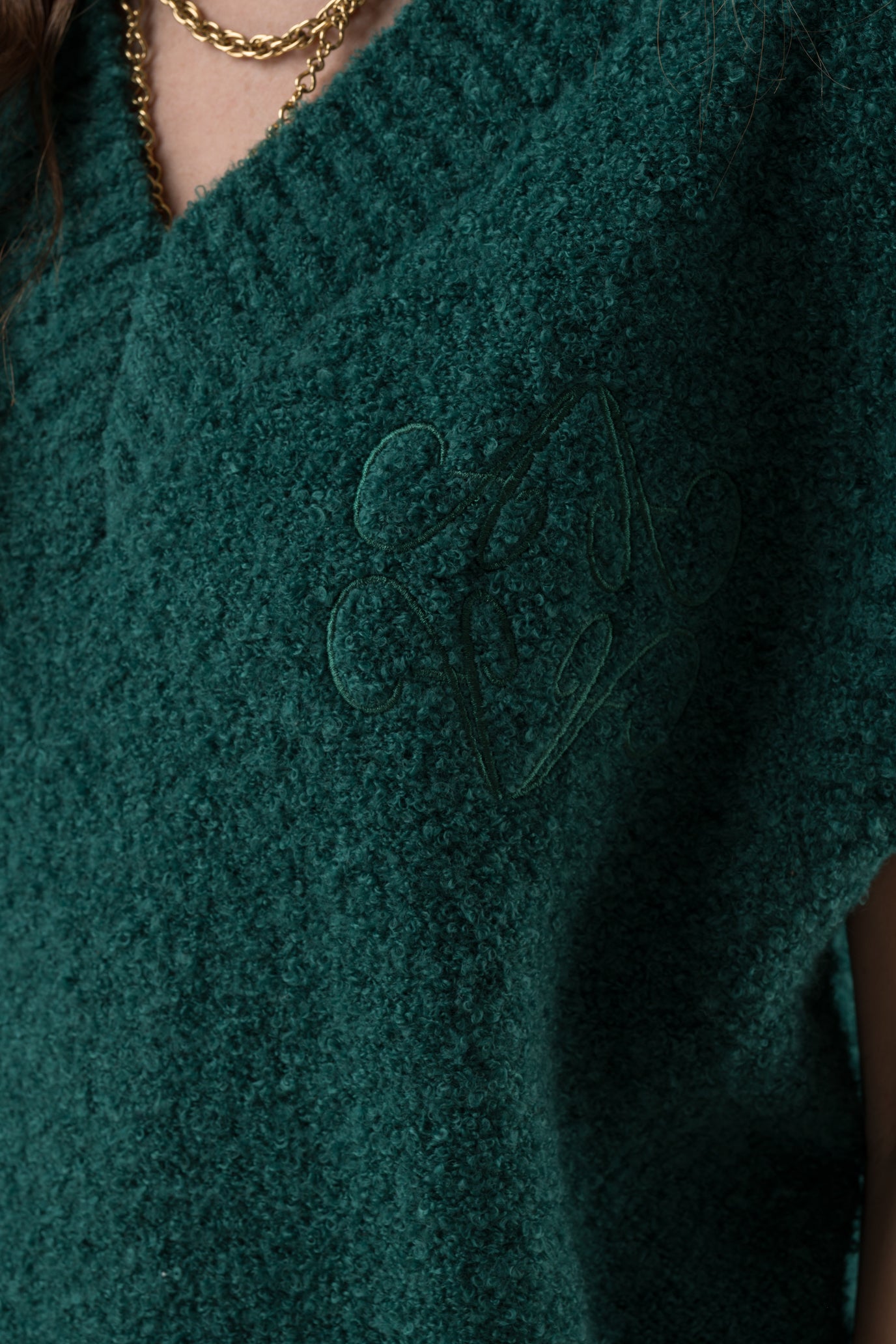 Pull Sian en maille avec un col en V, une pièce minimaliste et cosy, pensée pour les superpositions. Le pull Sian séduit par sa maille texturée et son encolure en V, qui apporte une touche de modernité à un essentiel du vestiaire. Son logo ton sur ton brodé à l’avant affirme discrètement l’identité d’Adoré Paris. Un basique revisité, facile à associer et parfait pour jouer les superpositions avec style.