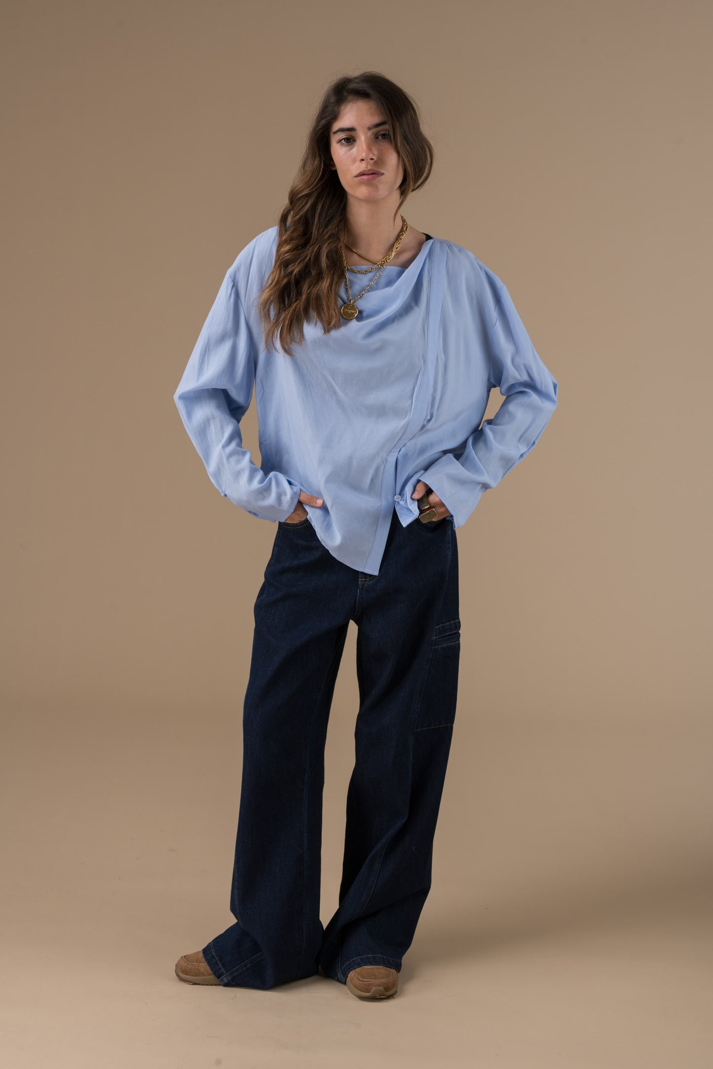 Chemise Myrsine col drapé et boutonnage asymétrique