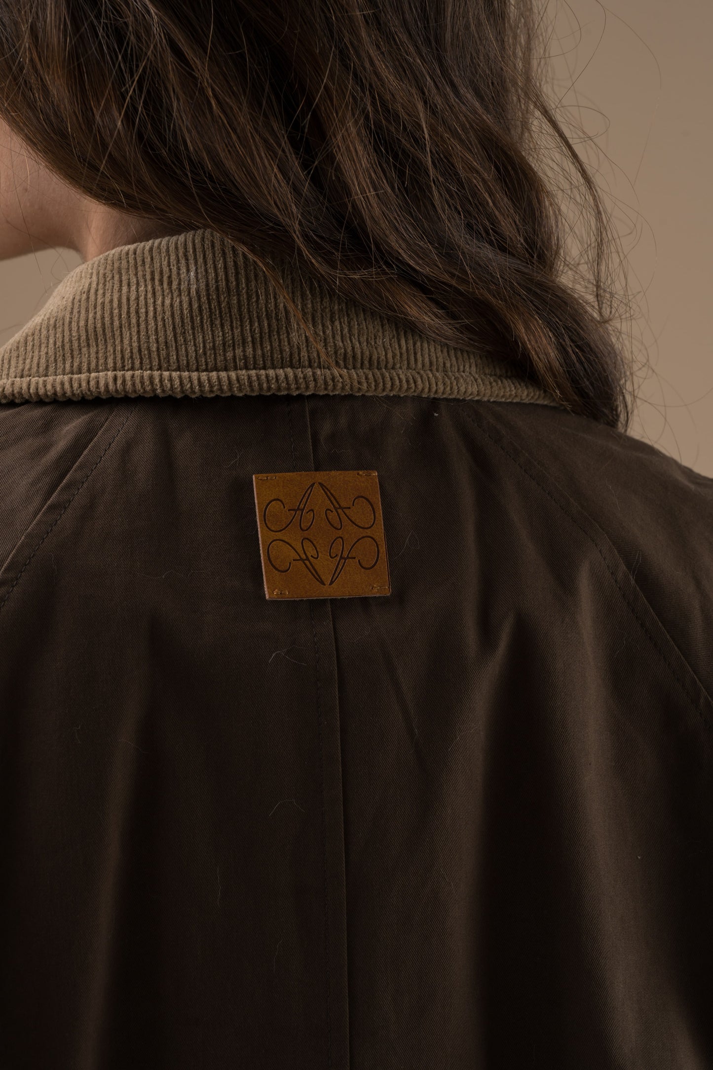 Manteau chocolat en coton col contrasté et ceinture au dos