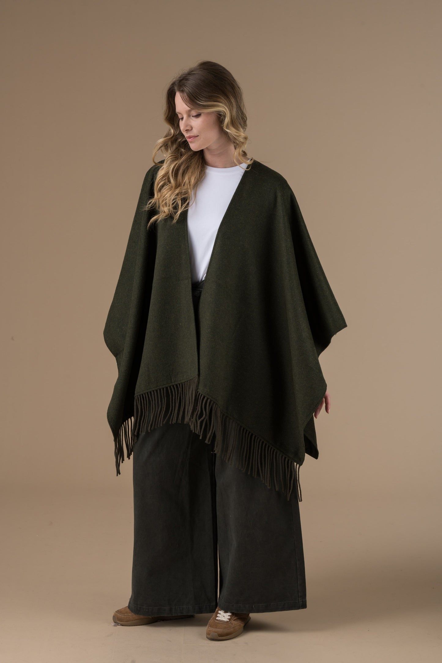 Profil Manteau cape oversize à franges Antonia à coupe fluide enveloppante kaki