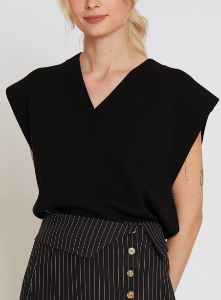 Ada black sleeveless sweater