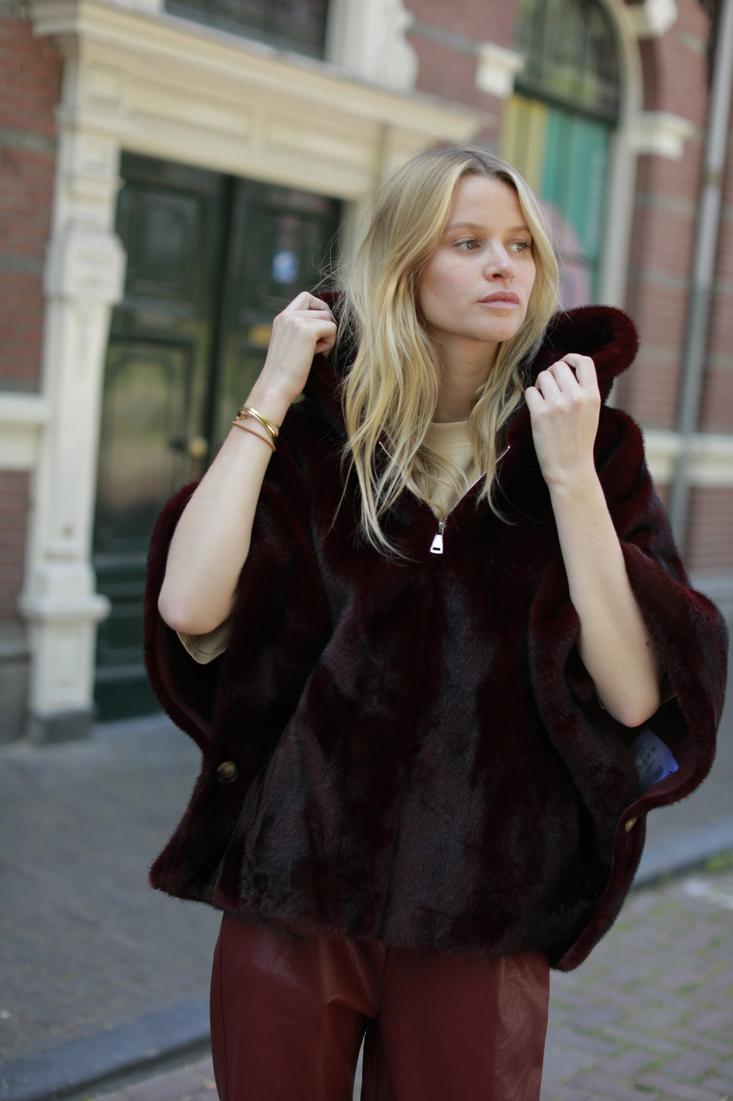 Manteau Abella aux manches évasées en fausse fourrure