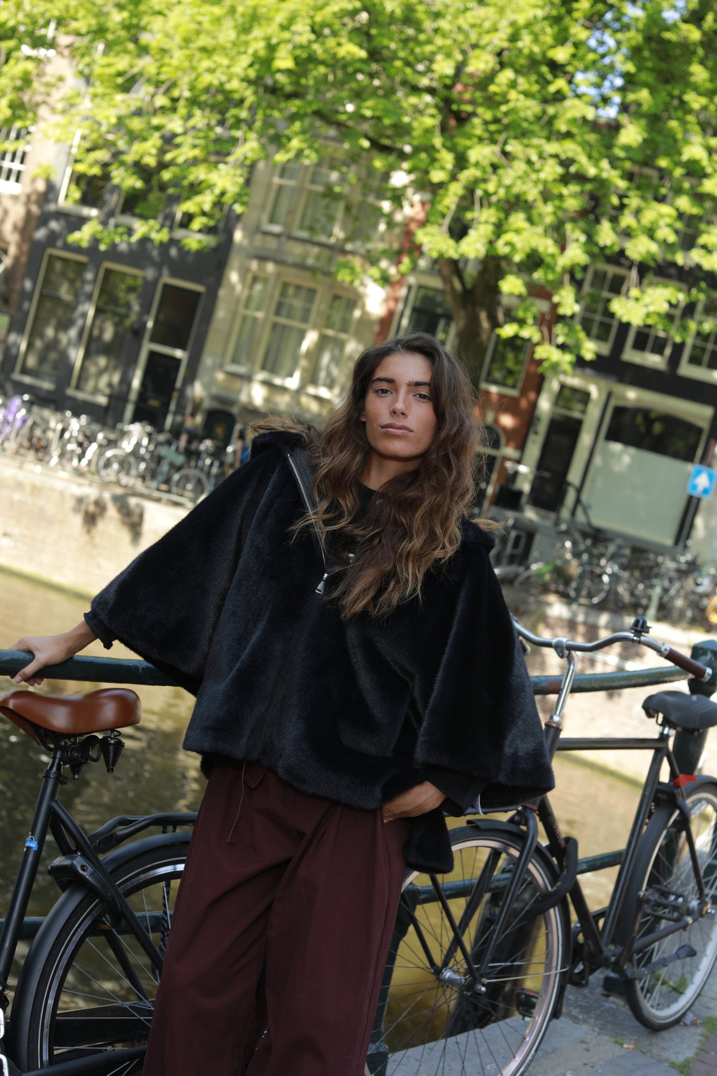 Manteau Abella aux manches évasées en fausse fourrure