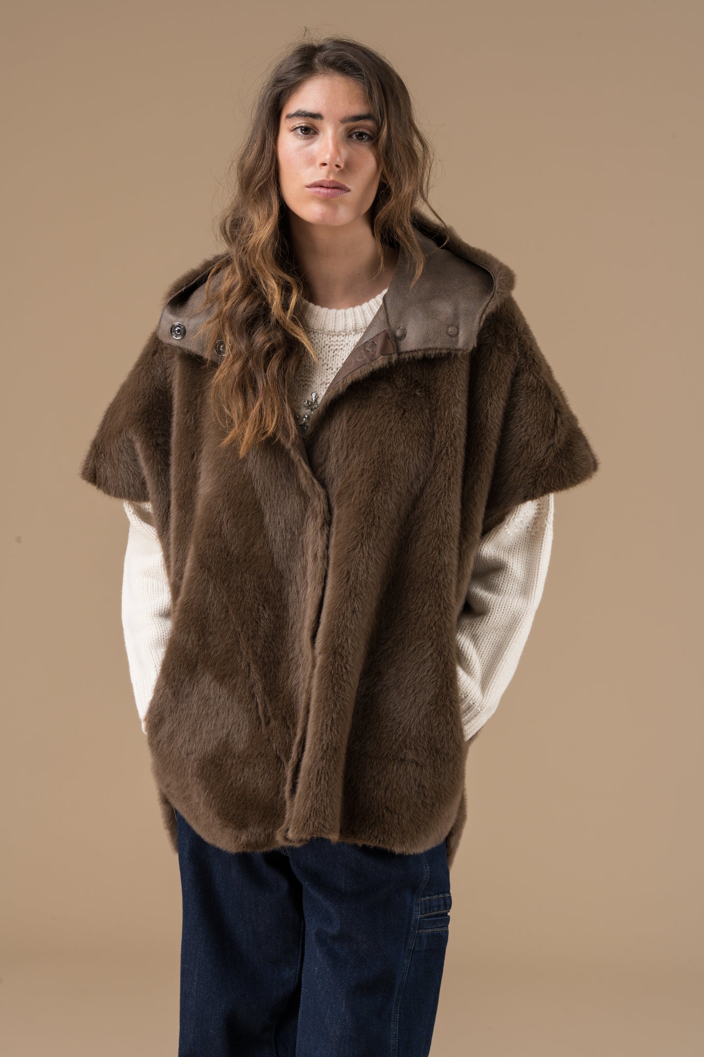 Manteau Anastasia sans manches en fausse fourrure