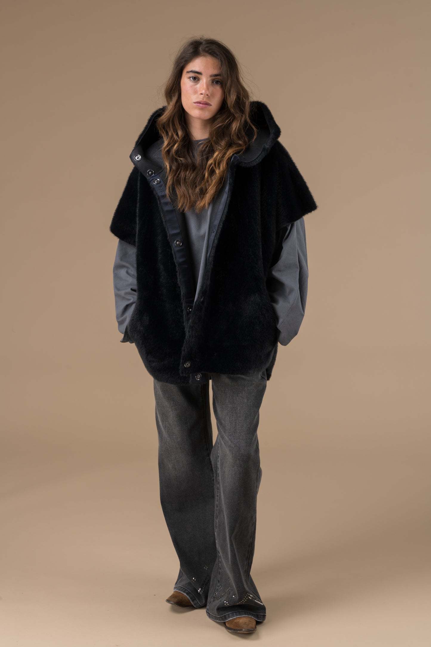 Manteau Anastasia sans manches en fausse fourrure