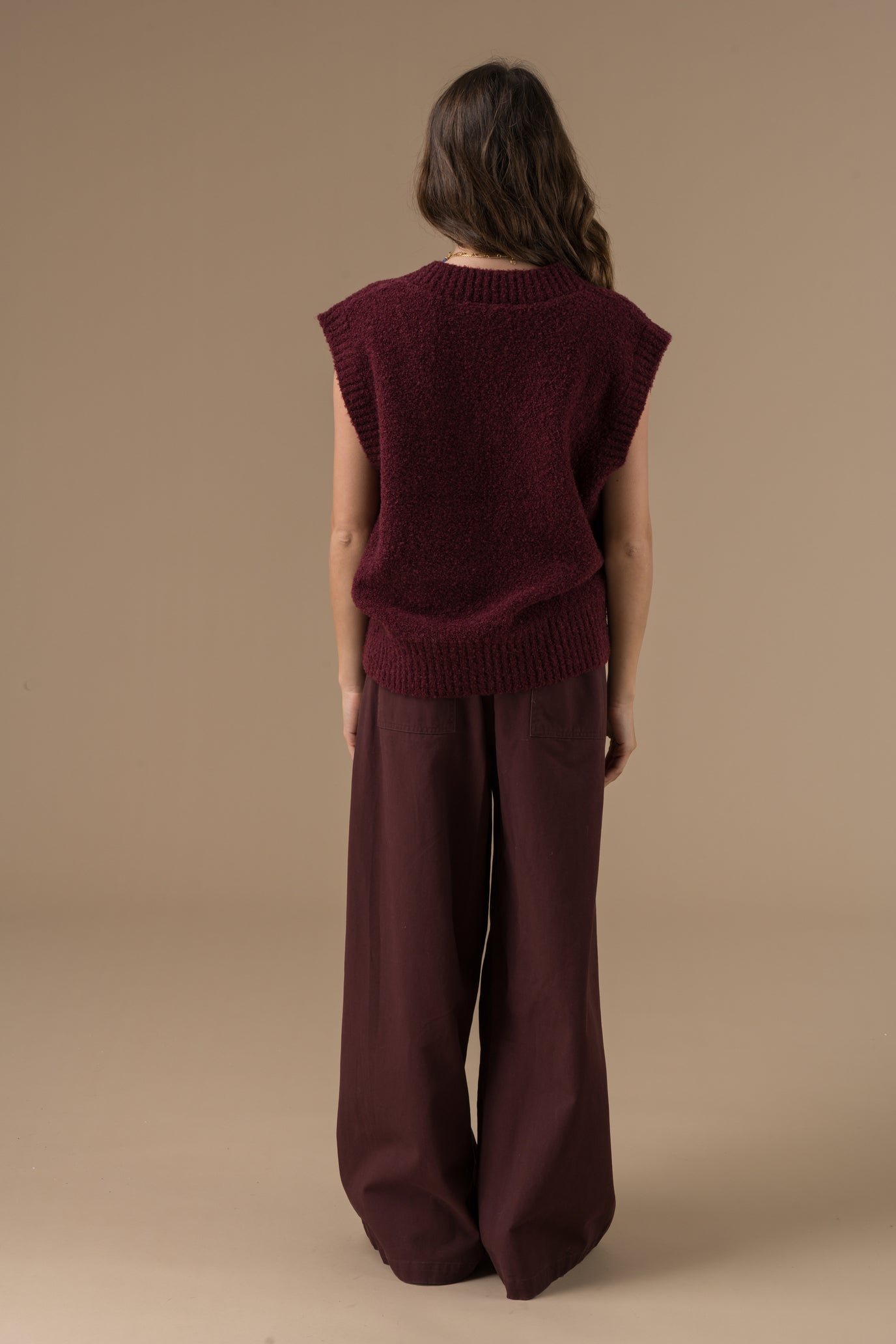 Pull Sian en maille avec un col en V, une pièce minimaliste et cosy, pensée pour les superpositions. Le pull Sian séduit par sa maille texturée et son encolure en V, qui apporte une touche de modernité à un essentiel du vestiaire. Son logo ton sur ton brodé à l’avant affirme discrètement l’identité d’Adoré Paris. Un basique revisité, facile à associer et parfait pour jouer les superpositions avec style.