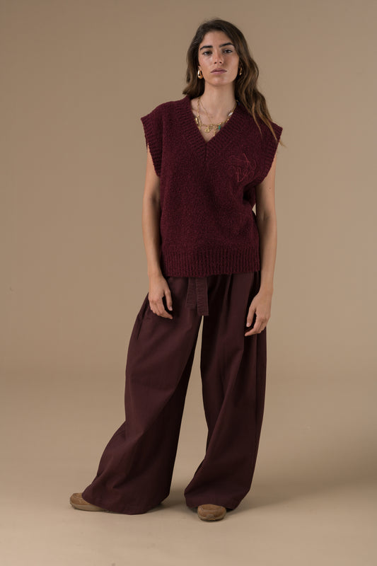 Pull Sian en maille avec un col en V, une pièce minimaliste et cosy, pensée pour les superpositions. Le pull Sian séduit par sa maille texturée et son encolure en V, qui apporte une touche de modernité à un essentiel du vestiaire. Son logo ton sur ton brodé à l’avant affirme discrètement l’identité d’Adoré Paris. Un basique revisité, facile à associer et parfait pour jouer les superpositions avec style.