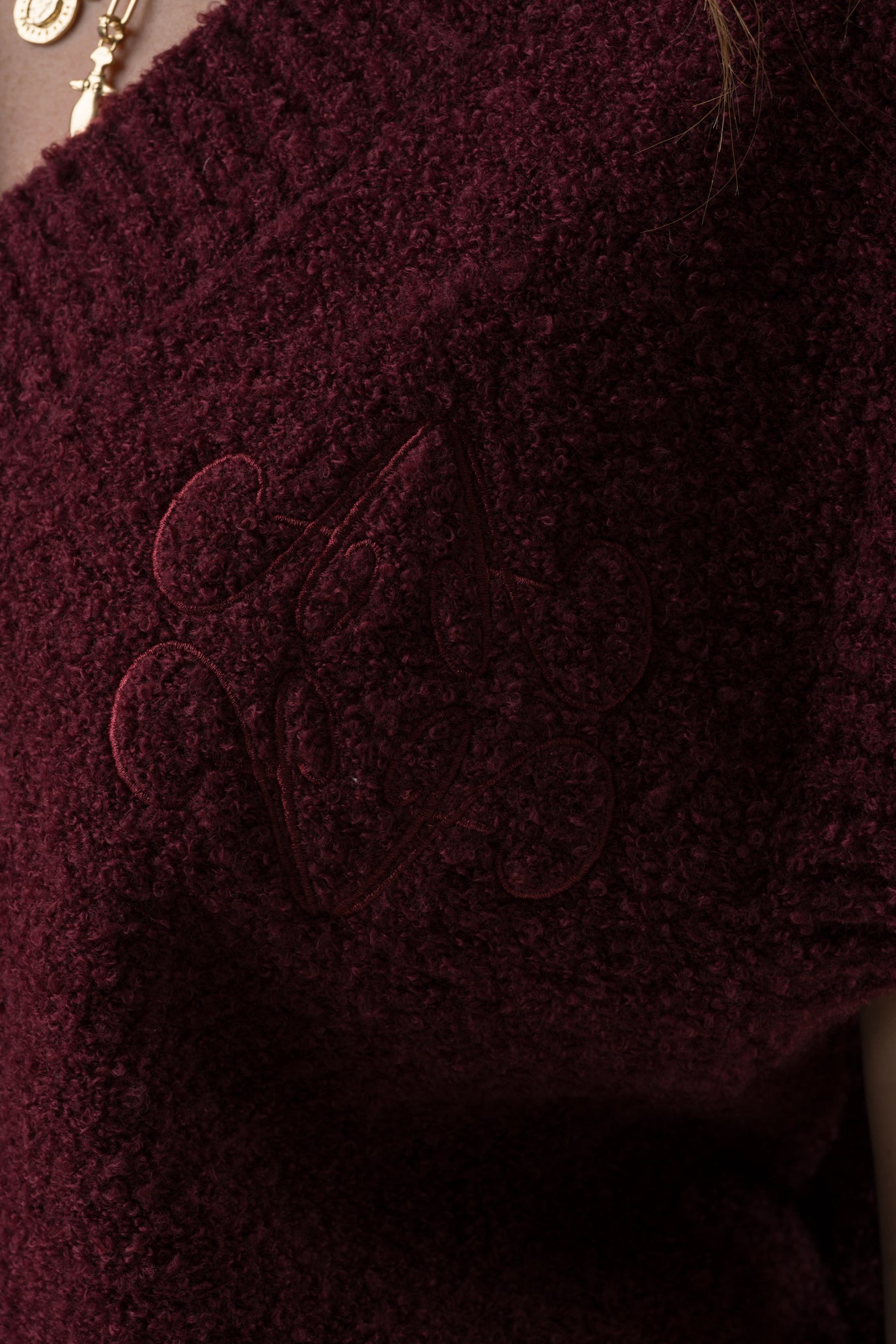 Pull Sian en maille avec un col en V, une pièce minimaliste et cosy, pensée pour les superpositions. Le pull Sian séduit par sa maille texturée et son encolure en V, qui apporte une touche de modernité à un essentiel du vestiaire. Son logo ton sur ton brodé à l’avant affirme discrètement l’identité d’Adoré Paris. Un basique revisité, facile à associer et parfait pour jouer les superpositions avec style.