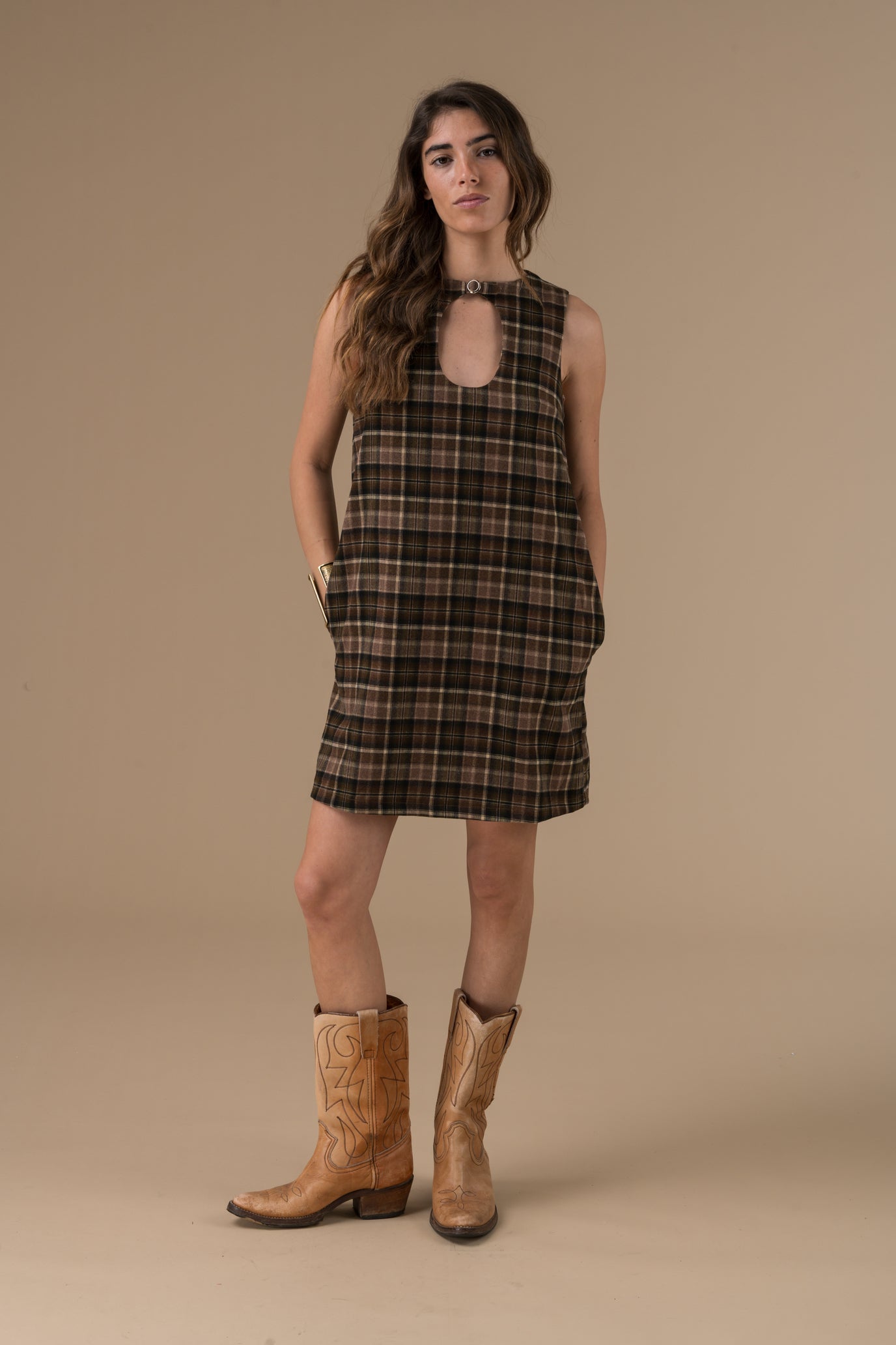 Robe Ashley courte sans manches rouge face