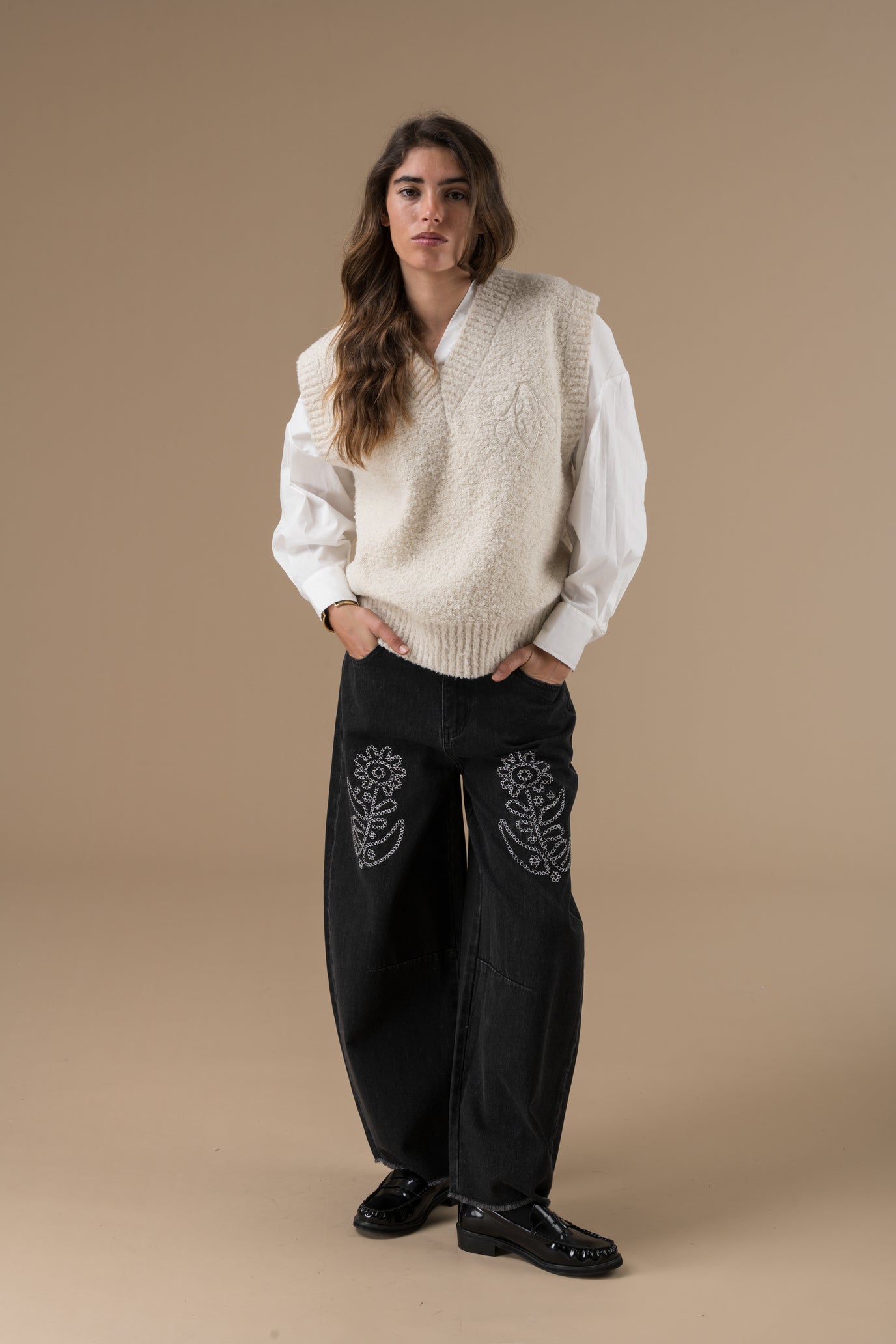 Pull Sian en maille avec un col en V, une pièce minimaliste et cosy, pensée pour les superpositions. Le pull Sian séduit par sa maille texturée et son encolure en V, qui apporte une touche de modernité à un essentiel du vestiaire. Son logo ton sur ton brodé à l’avant affirme discrètement l’identité d’Adoré Paris. Un basique revisité, facile à associer et parfait pour jouer les superpositions avec style.