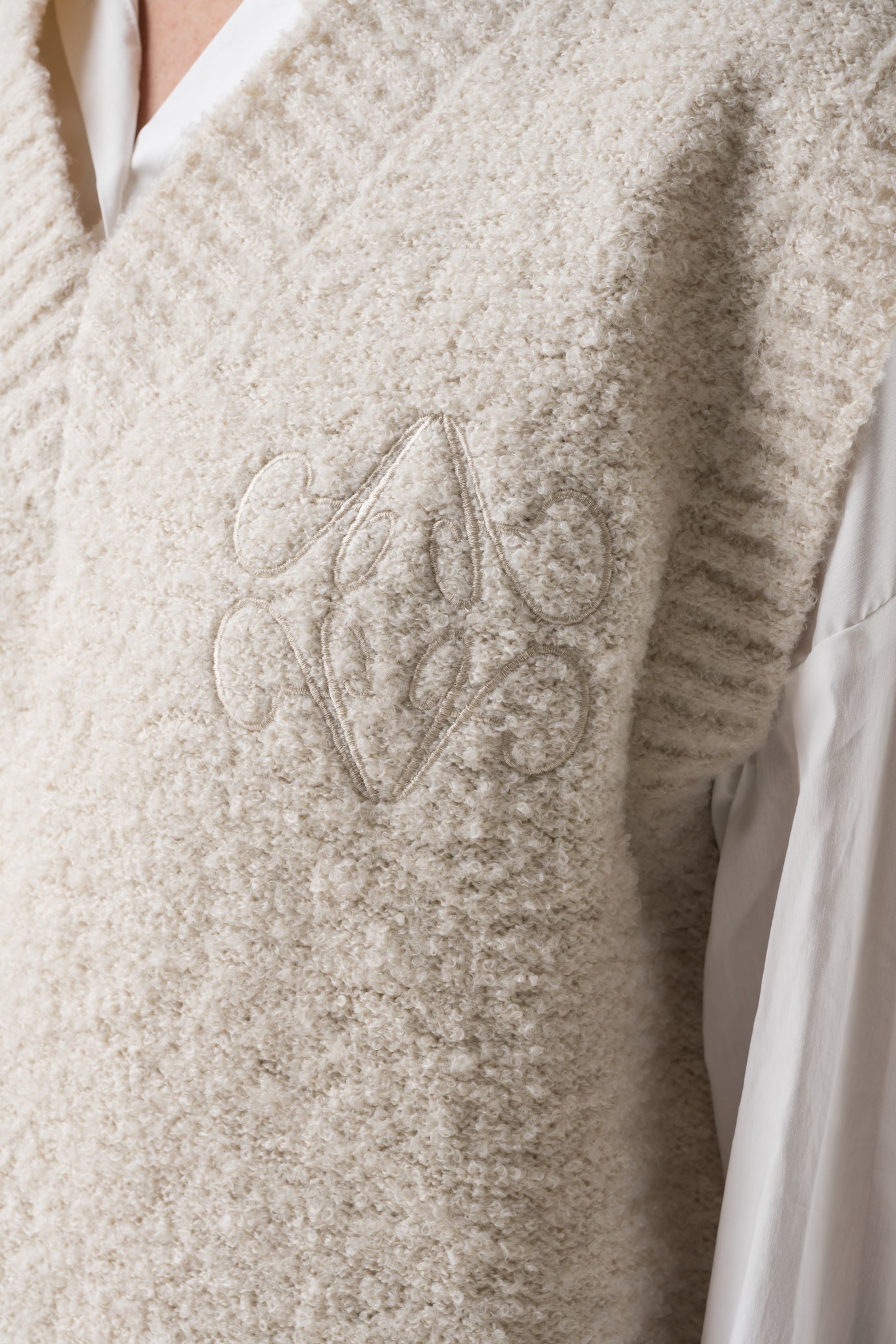 Pull Sian en maille avec un col en V, une pièce minimaliste et cosy, pensée pour les superpositions. Le pull Sian séduit par sa maille texturée et son encolure en V, qui apporte une touche de modernité à un essentiel du vestiaire. Son logo ton sur ton brodé à l’avant affirme discrètement l’identité d’Adoré Paris. Un basique revisité, facile à associer et parfait pour jouer les superpositions avec style.