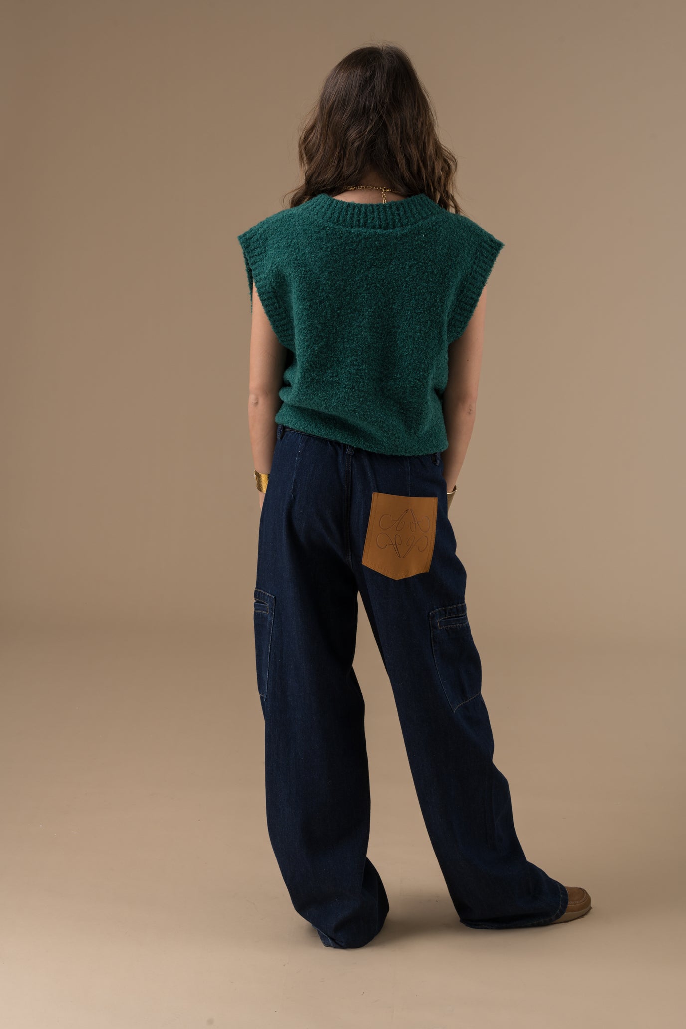 Pull Sian en maille avec un col en V, une pièce minimaliste et cosy, pensée pour les superpositions. Le pull Sian séduit par sa maille texturée et son encolure en V, qui apporte une touche de modernité à un essentiel du vestiaire. Son logo ton sur ton brodé à l’avant affirme discrètement l’identité d’Adoré Paris. Un basique revisité, facile à associer et parfait pour jouer les superpositions avec style.