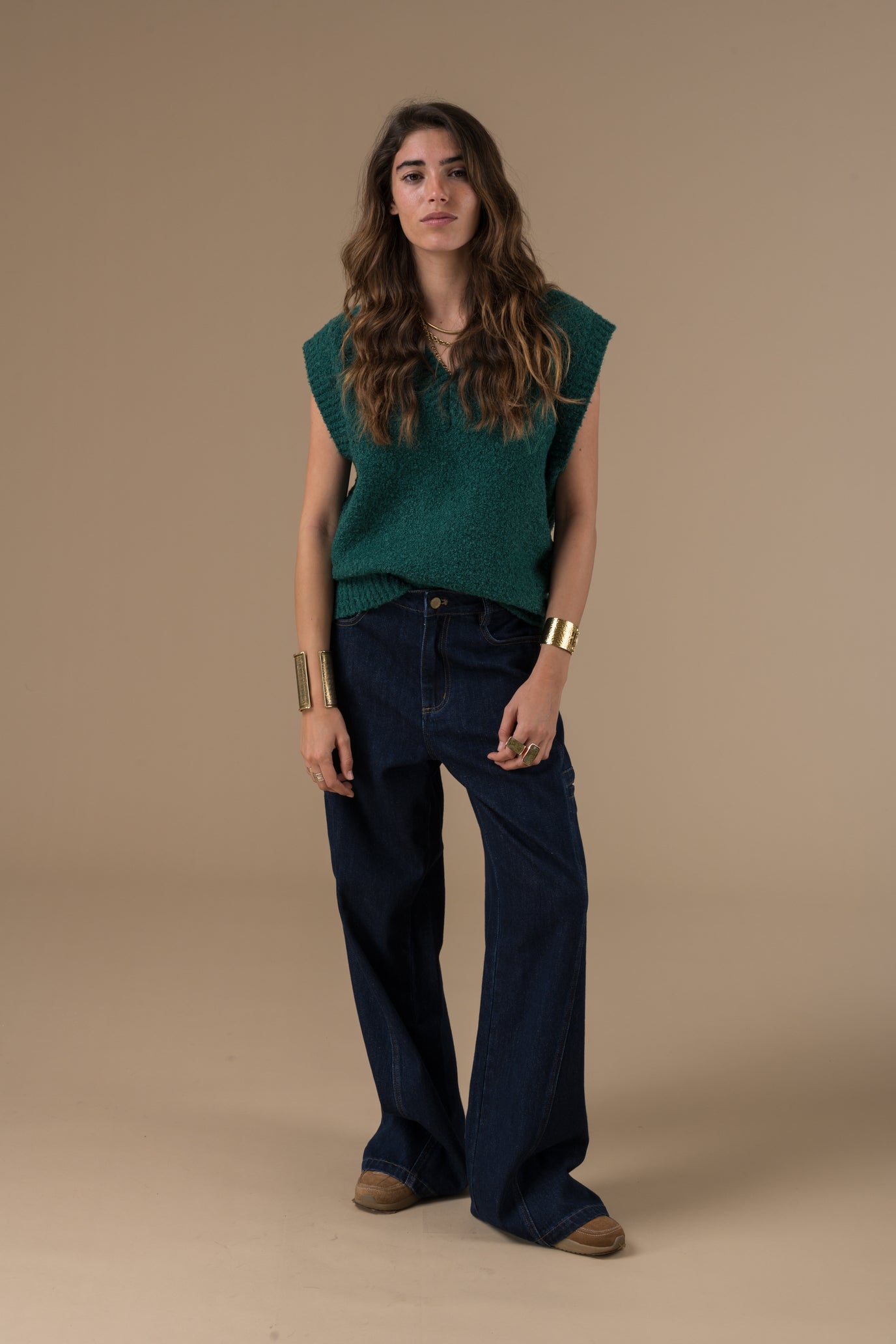 Pull Sian en maille avec un col en V, une pièce minimaliste et cosy, pensée pour les superpositions. Le pull Sian séduit par sa maille texturée et son encolure en V, qui apporte une touche de modernité à un essentiel du vestiaire. Son logo ton sur ton brodé à l’avant affirme discrètement l’identité d’Adoré Paris. Un basique revisité, facile à associer et parfait pour jouer les superpositions avec style.