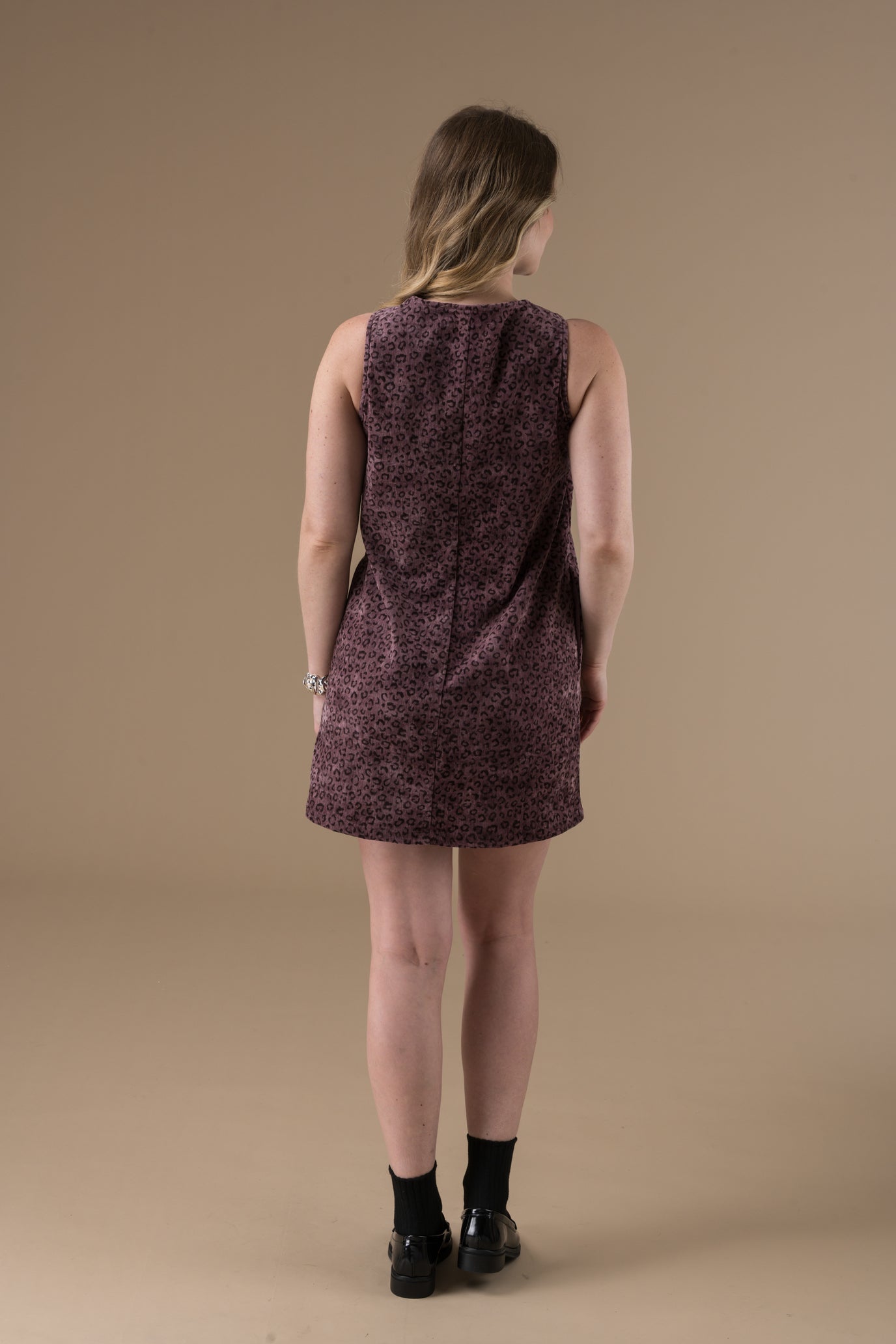 Robe Ashley courte sans manches dos rouge