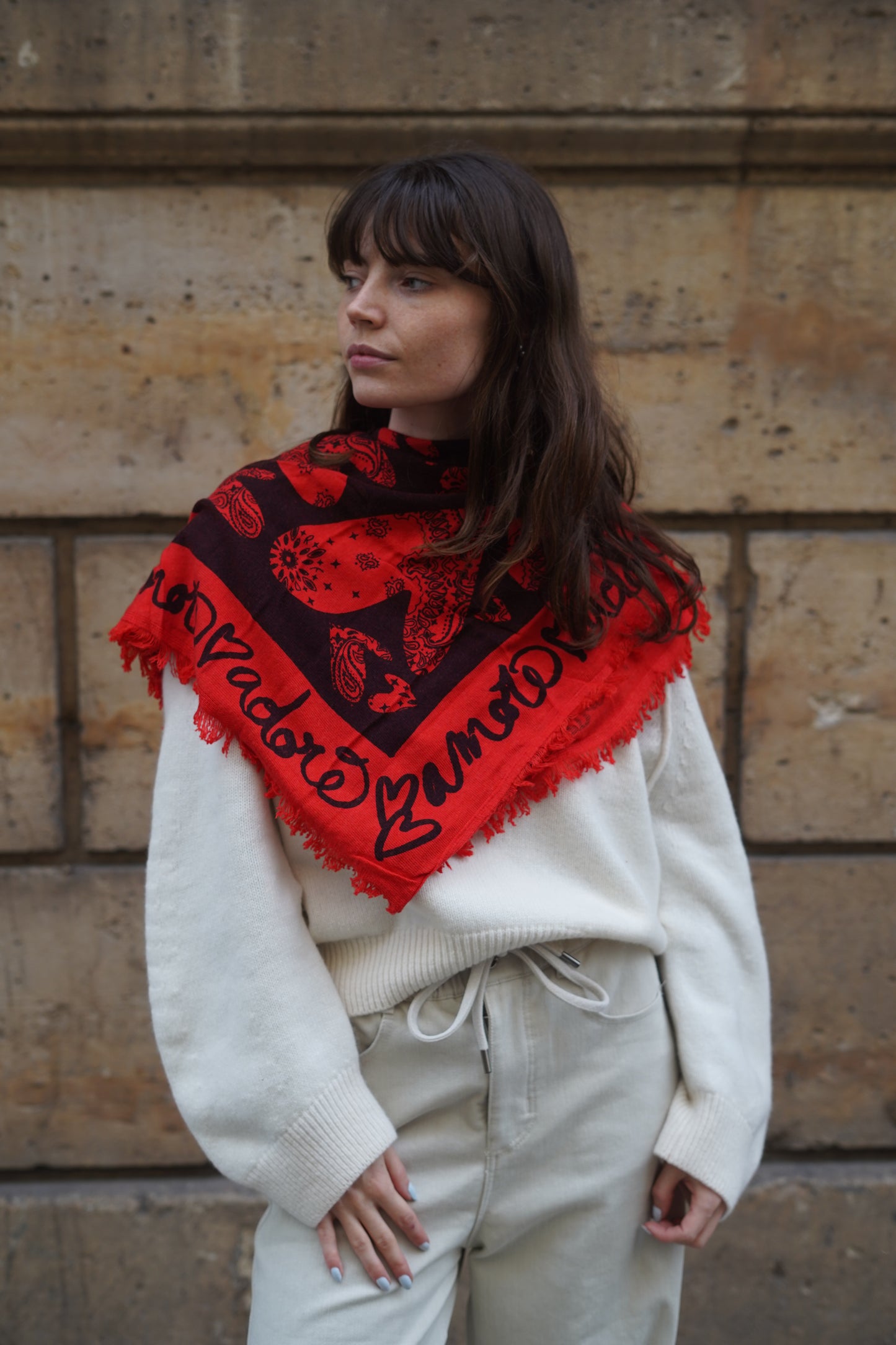 Foulard Bandana Lana Coeur Red Corail porté par une modèle avec un style romantique et audacieux.