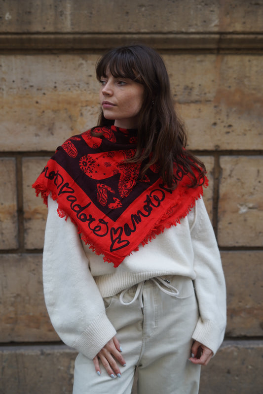 Foulard Bandana Lana Coeur Red Corail porté par une modèle avec un style romantique et audacieux.