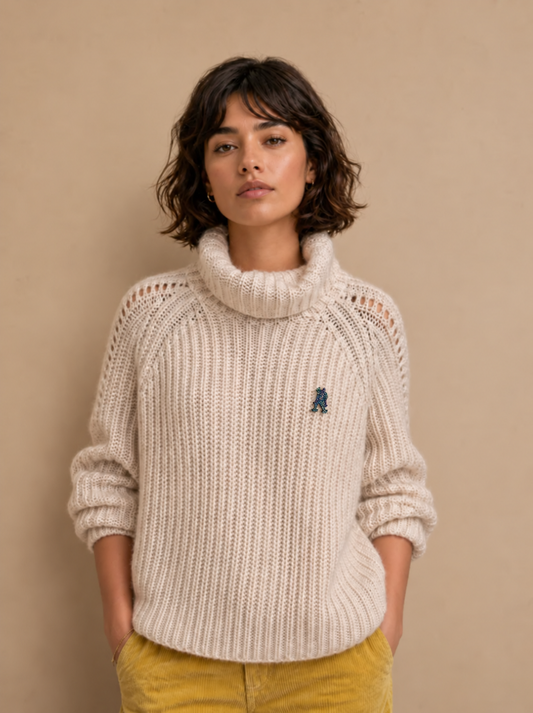 Pull mohair col roulé grosse maille avec écusson Lume - Ecru